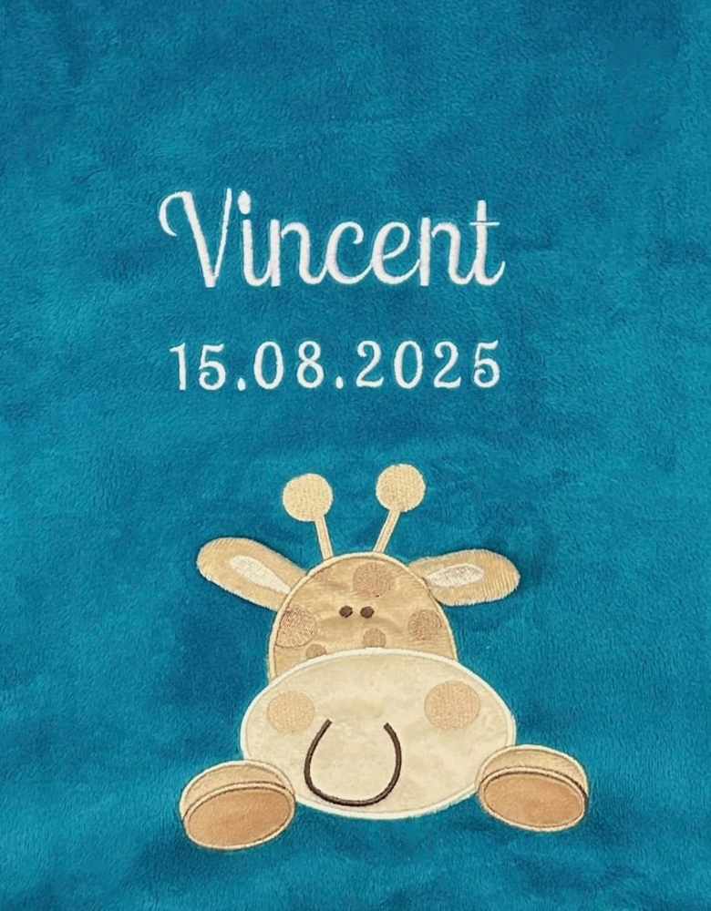 KIDDI-MEDIA Babydecke mit Name und Geburtsdatum Bestickt/kuschelig weich / 1A Qualität (Petrol - Giraffe) Bild 1