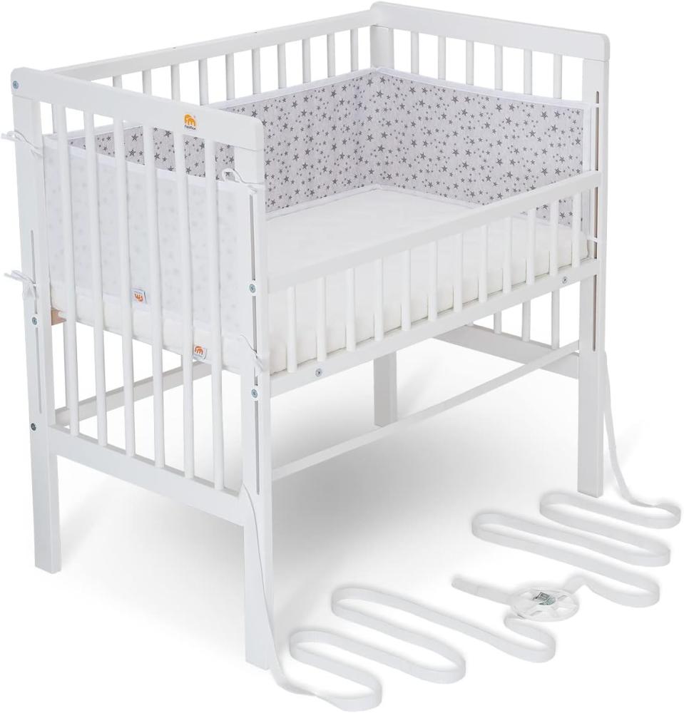 FabiMax Baby Beistellbett für Boxspringbett, TÜV geprüft 2022, inkl. Matratze und Nestchen aus Netzstoff, Buche massiv weiß, Comfort/graue Sterne auf weiß Bild 1