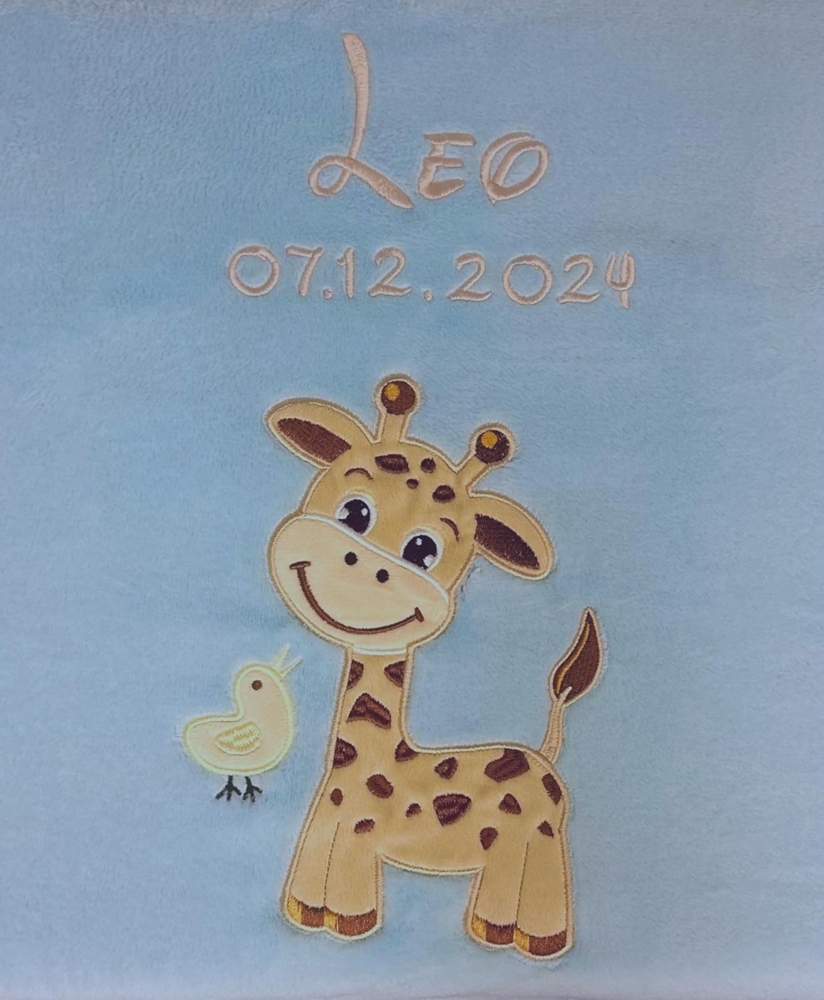 KIDDI-MEDIA Babydecke mit Name und Geburtsdatum Bestickt/kuschelig weich / 1A Qualität (Hellblau - Giraffe) Bild 1