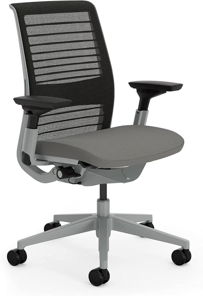 Steelcase Think Ergonomischer, höhenverstellbarer Bürostuhl mit verstellbarer Lordosenstütze und Armlehnen, atmungsaktiver 3D-Strick-Rückenlehne in Pfeffer und bequemer Bezug in Eule Bild 1