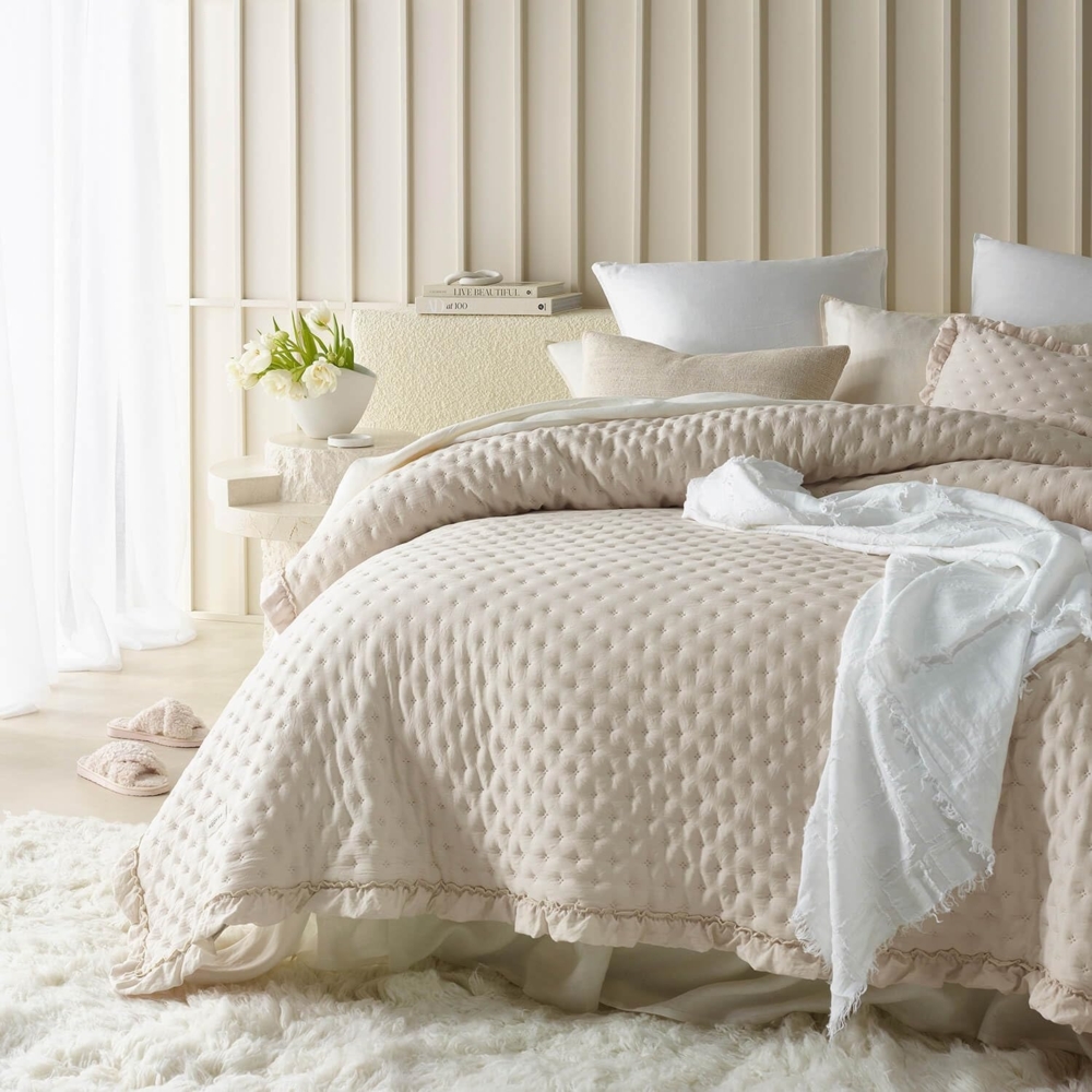 ROOM99 Molly Elegante Tagesdecke in Creme 220x240 cm Vielseitige Wohndecke als Bettüberwurf oder Sofaüberwurf Überwurfdecke für Bett und Sofa Steppdecke Stil Ideal als Bedspread Bild 1