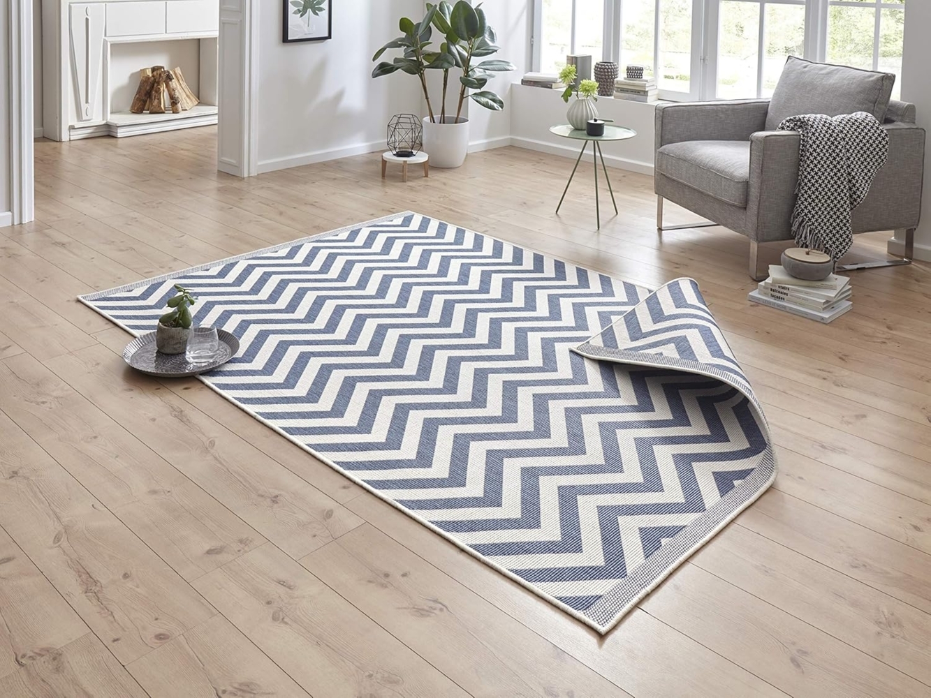 NORTHRUGS In- und Outdoor Teppich Palma 240x340cm - Wendeteppich Wetterfest Modernes Design Zick-Zack Muster Teppich für Balkon Terrasse Garten Wintergarten Wohnzimmerteppich Wasserfest in Blau Creme Bild 1