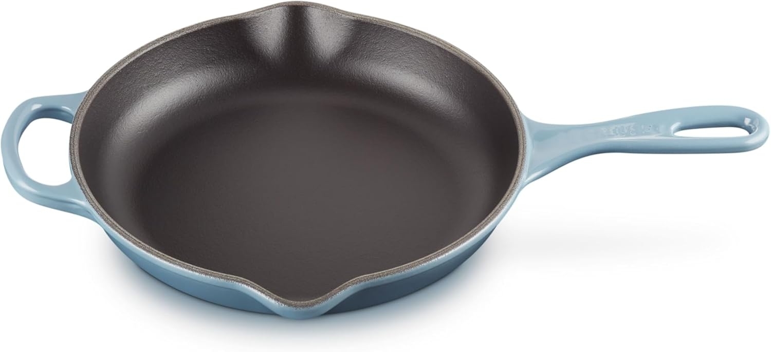 LE CREUSET Signature Gusseisen Brat- und Servierpfanne, Rund, Ø 23 cm, Für alle Herdarten inkl; induktion geeignet, 1,93 kg, Chambray, 20182234340422 Bild 1