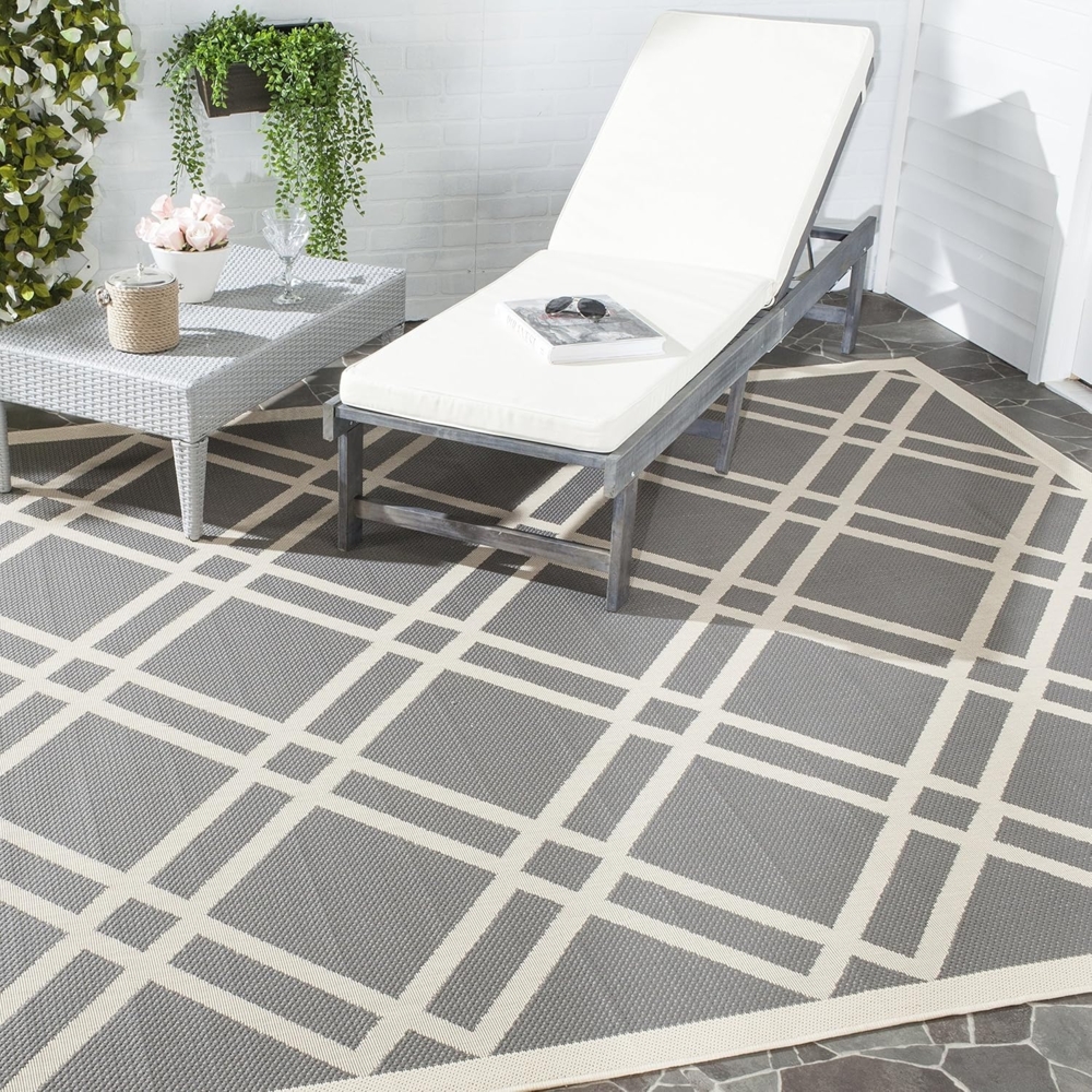 SAFAVIEH Geometrisch Teppich für Innen - & Außenbereich - Wasserdicht - Courtyard Collection, Kurzer Flor, Anthrazit und Beige, 79 X 152 cm Bild 1