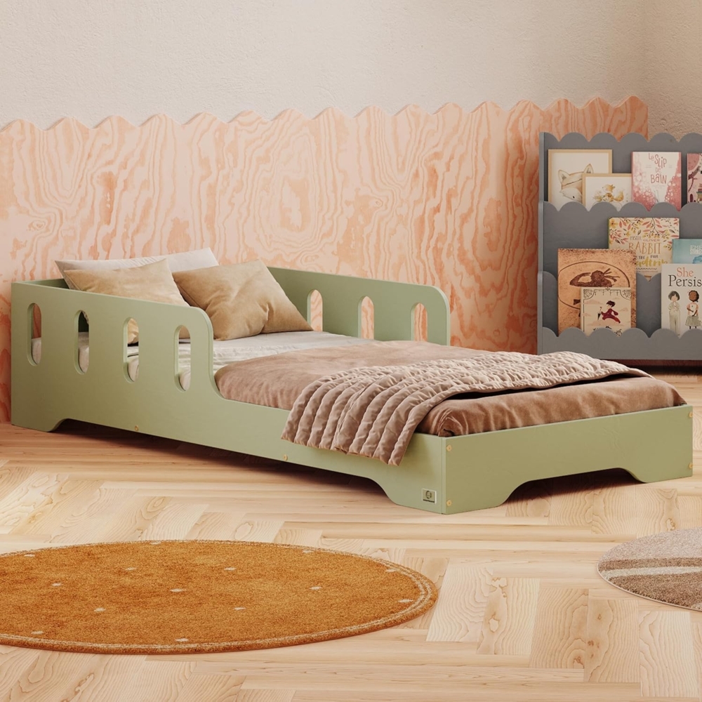 smartwood Kinderbett 80x160 cm in Grün - Montessori Bodenbett mit Rausfallschutz & Lattenrost - Aus handbemaltem Sperrholz - Sicher für Jungen und Mädchen - Einfache Montage - TILA 6 Bild 1