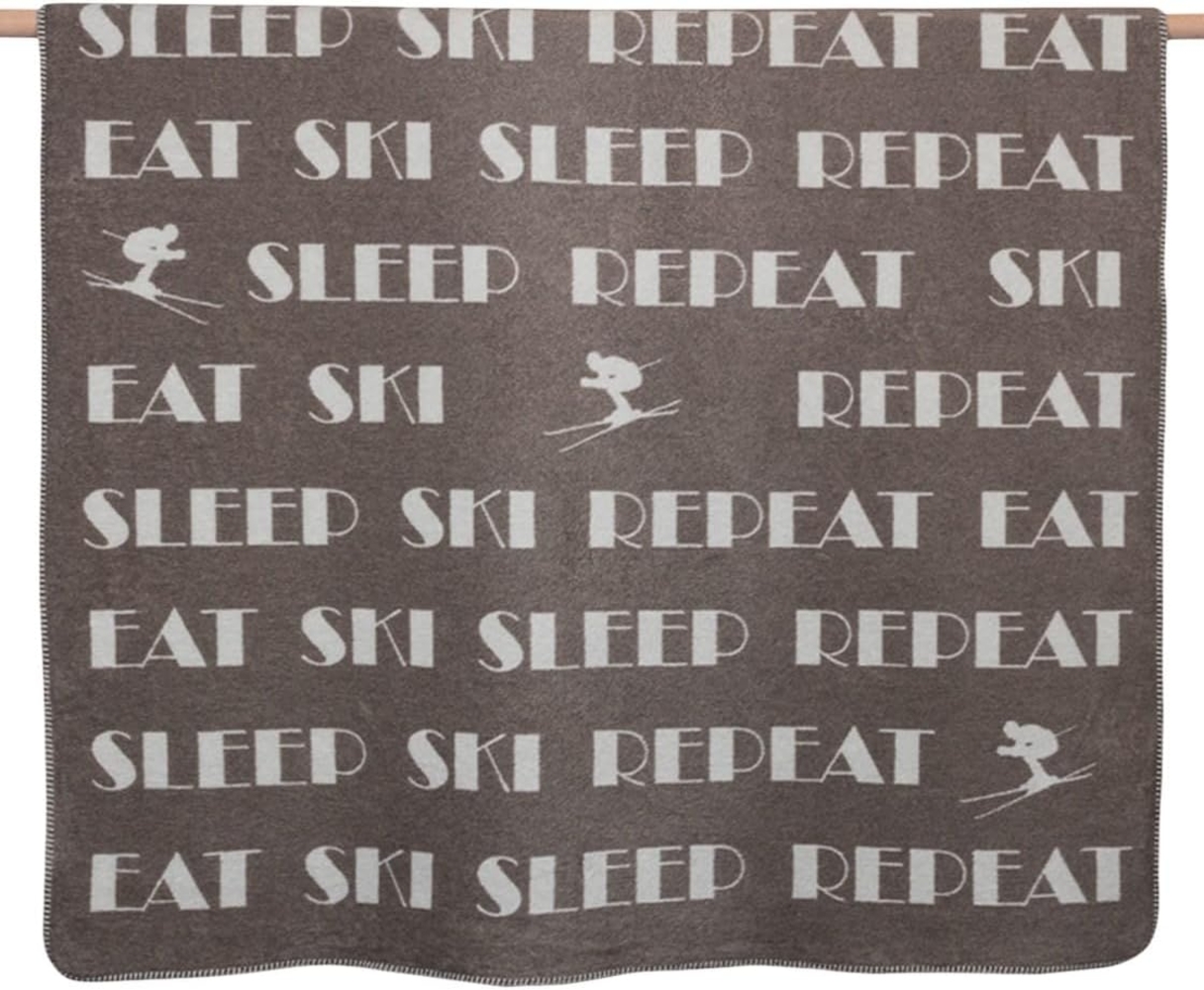 David Fussenegger Wohndecke Savona Eat Ski Repeat Schlamm (200x150cm) 02129350 Bild 1