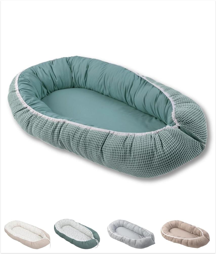 ULLENBOOM ® Babynest & Kuschelnest (55x95 cm) Salbeigrün (Made in EU) - Baby Nestchen aus Baumwolle, ideal als Reisebett, Baby Cocoon & Kuschelbett, Motiv: Waffelpiqué Bild 1