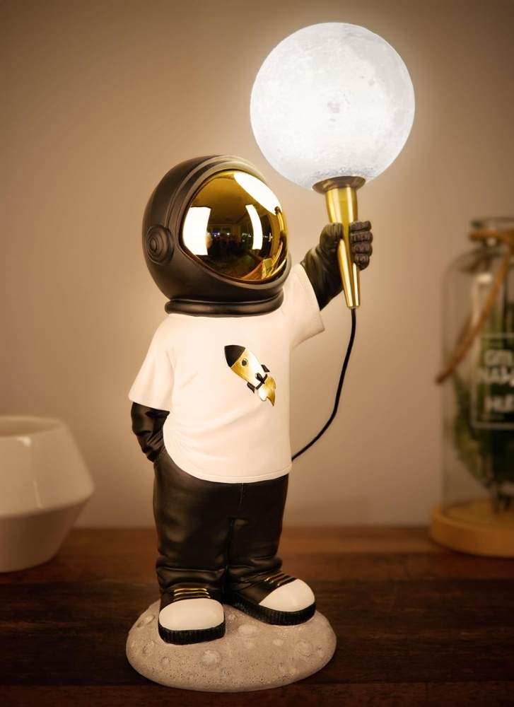 BRUBAKER LED Nachttischlampe Astronauten Tischlampe - 46 cm Weltraum Tischleuchte, mit USB-C Stecker, LED fest integriert, Handbemalte Dekofigur Statue mit Mond Lampe - Gold und Schwarz Bild 1