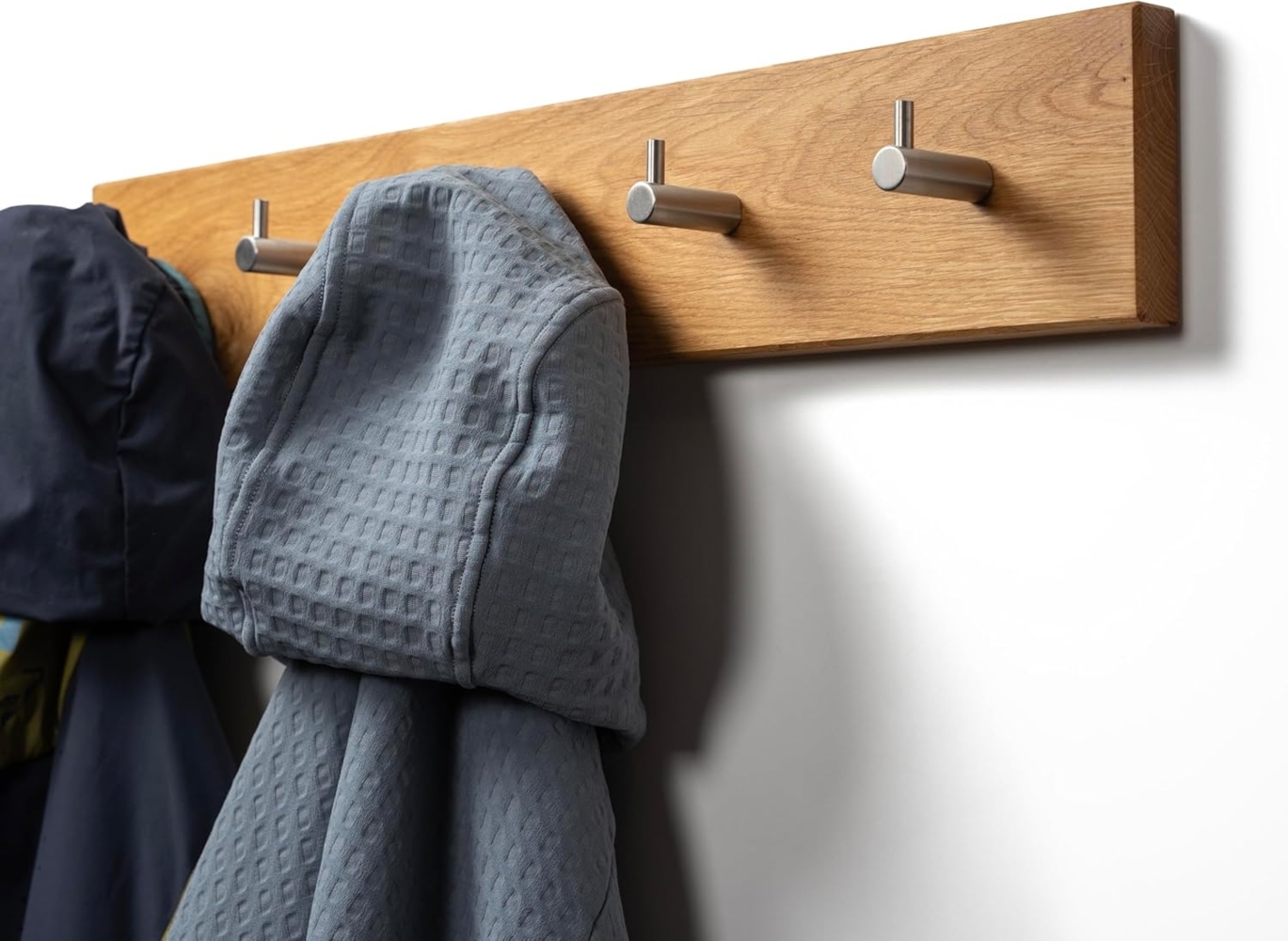 Woods Hakenleiste Garderobe Holz massiv I Garderobenleiste Landhaus I moderne Wandgarderobe aus Holz handgefertigt in Bayern I Handtuchhalter I Garderobenpaneel (55cm (5 Haken), Eiche, Edelstahl Haken) Bild 1