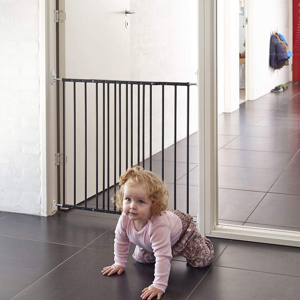 Safetots Treppenschutzgitter zum Verschrauben am oberen Ende der Treppe, Schwarz, Metall, 62. 5cm - 106. 8cm, Metall-Babygitter, Treppenschutzgitter, Schraubbefestigung Bild 1