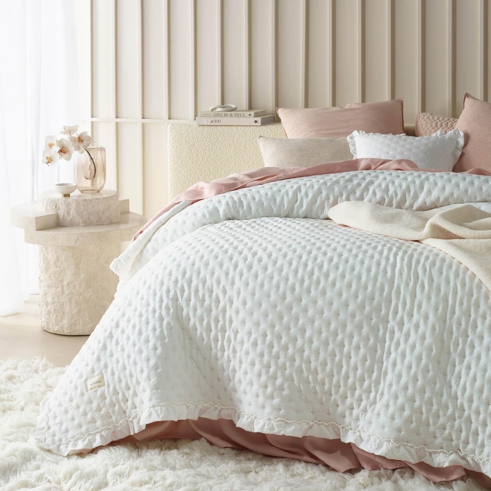 ROOM99 Molly Elegante Tagesdecke in Ecru 170x210 cm Vielseitige Wohndecke als Bettüberwurf oder Sofaüberwurf Überwurfdecke für Bett und Sofa Steppdecke Stil Ideal als Bedspread Bild 1