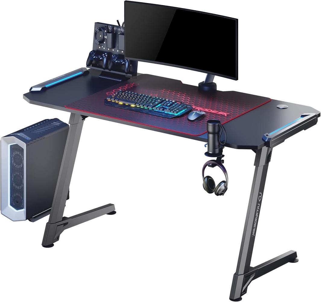 ULTRADESK Space XXL | Ergonomischer Gaming-Schreibtisch mit XXL-Mauspad, LED-RGB-Beleuchtung, Powerstrip-Regal, Tassenhalter | Stabiler Aluminiumrahmen, Rotes Pad, Z-förmige Beine, 156x64 cm Bild 1