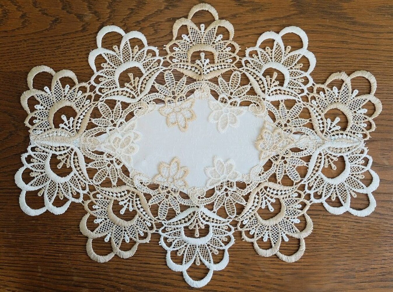 matches21 HOME & HOBBY Tischdecke Tischdeckchen MIRA filigrane Spitze Jaquard Polyester 22 x 37 cm (1-tlg), Pflegeleicht & waschbar bei 30 °C Bild 1