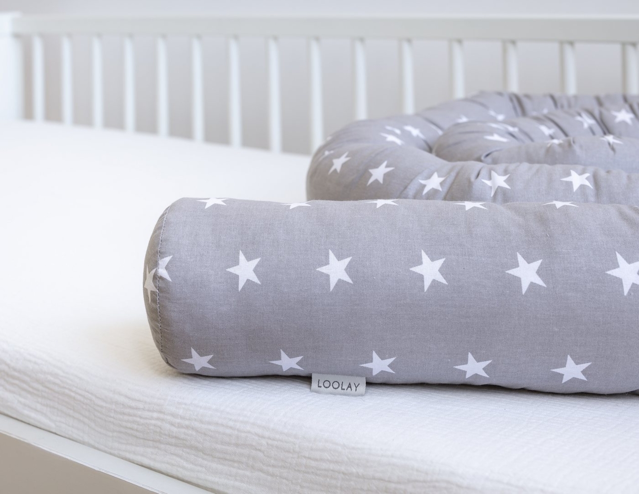 Loolay Nestchenschlange STERNE Grau BIO-Baumwolle Multifunktion PREMIUM Bettschlange Schlange, (Bettumrandung Krabbeldecke Babybett Umrandung Schlange Bett Kopfschutz, Zierkissen Bettrolle Dekokissen Zugluftstopper - Super GESCHENK), LOOLAY® - 100% Eur... Bild 1