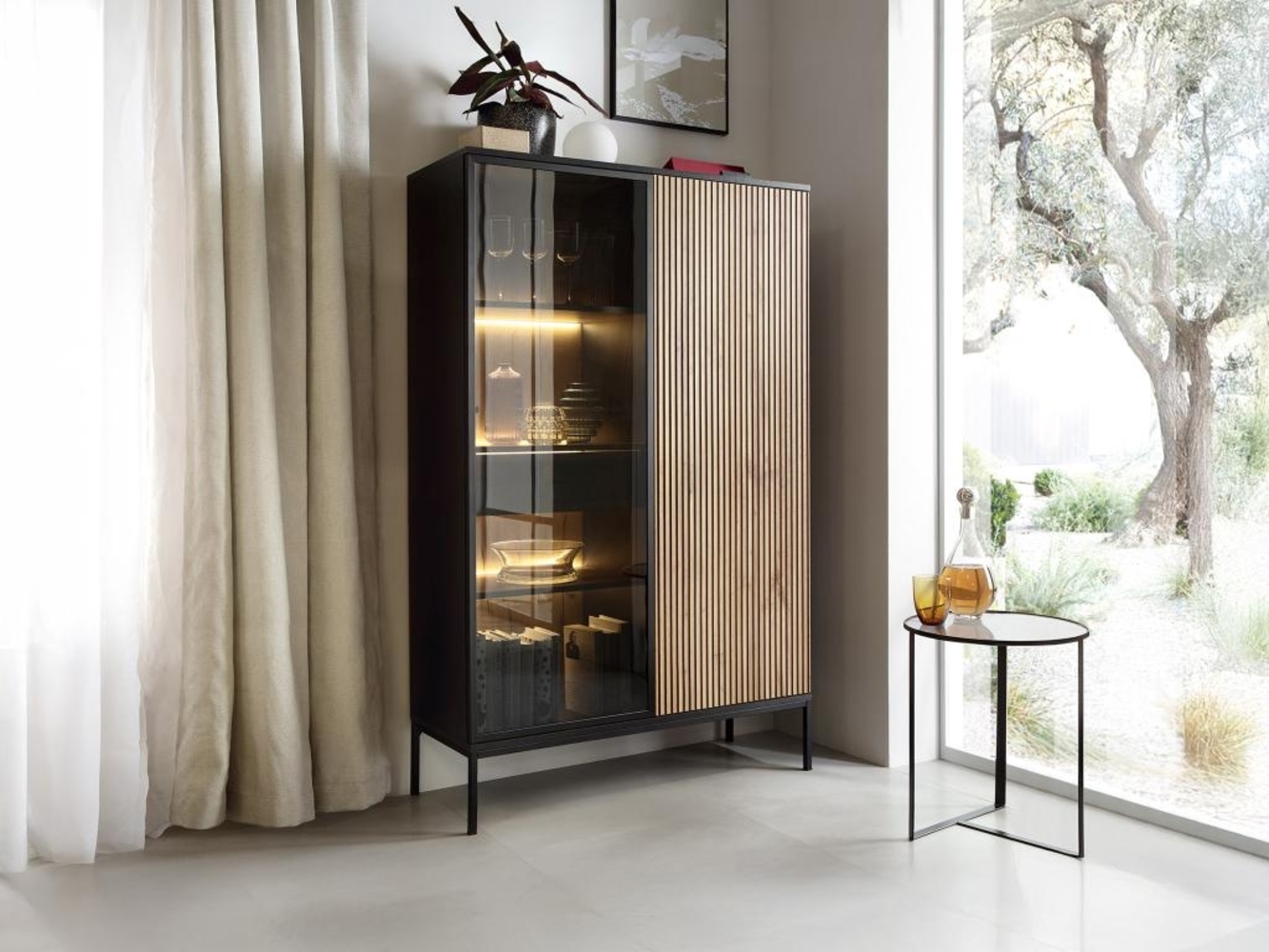 Vente-unique - Vitrinenschrank - 2 Türen & 1 Schublade - mit LED-Beleuchtung - MDF & Rauchglas - Schwarz & Holzfarben - OVILA Bild 1