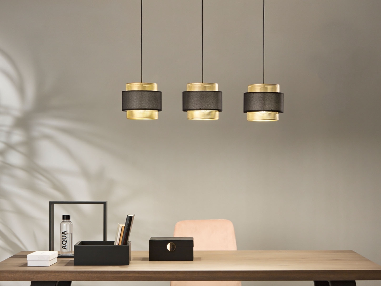 Pendelleuchte LOUNGE 3-flammig, Metall Gold mit Stoffblende Schwarz, Breite 85cm Bild 1