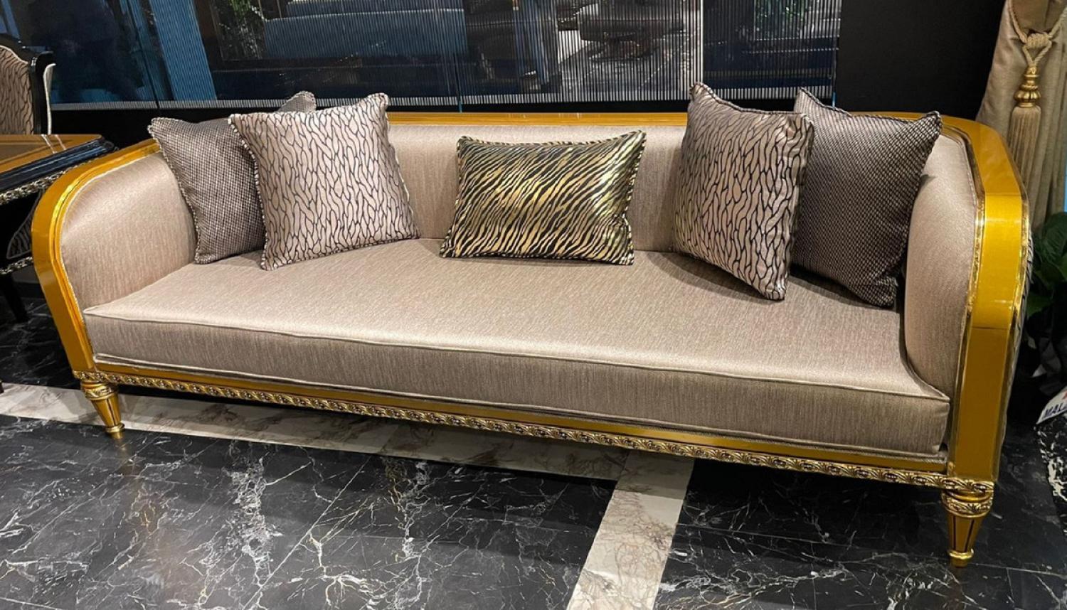 Casa Padrino Luxus Barock Sofa Gold / Gold - Prunkvolles Wohnzimmer Sofa - Barockstil Wohnzimmer Möbel - Luxus Möbel im Barockstil - Barock Einrichtung - Edel & Prunkvoll Bild 1