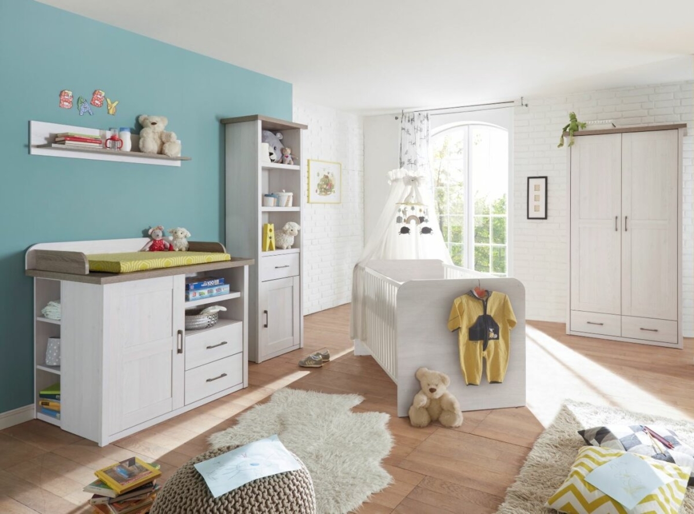 Bega 'Luca' 5-tlg. Babyzimmer-Set, aus Bett 70x140 cm, Wickelkommode inkl. Unterstellregal, 2-trg. Kleiderschrank, Standregal und Wandregal Bild 1