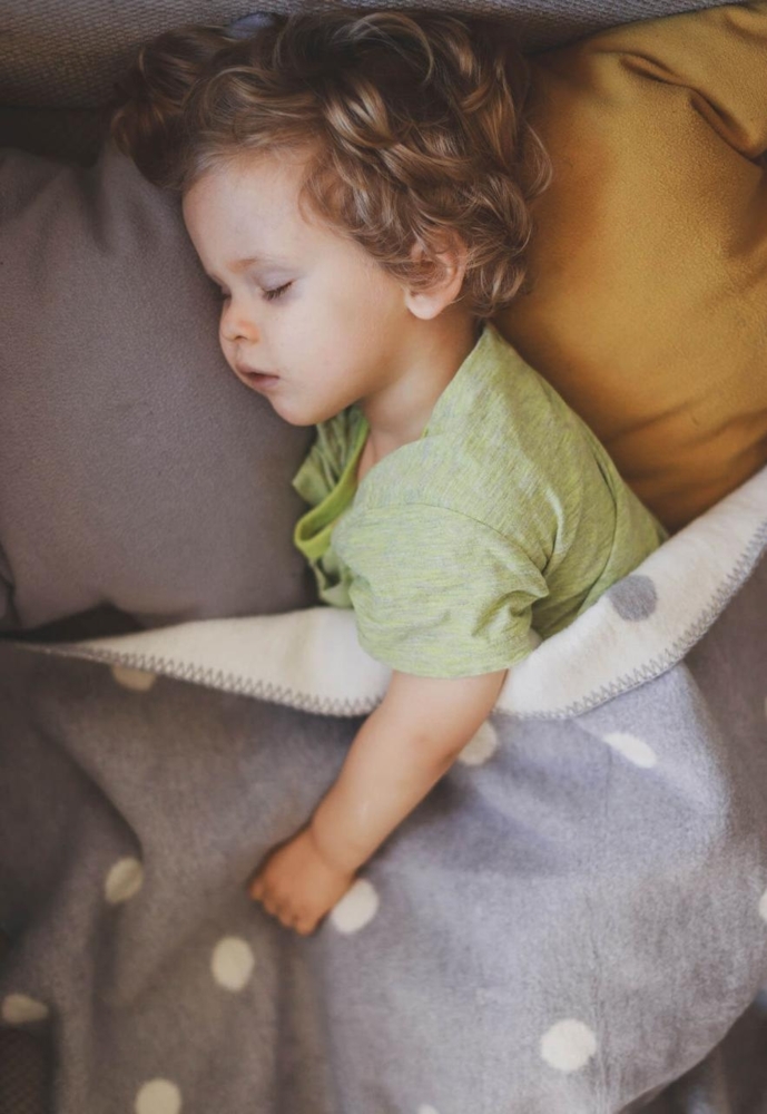 Babydecke aus 100% Baumwolle 75 x 100 mit Punkten Farbe: Grau Bild 1