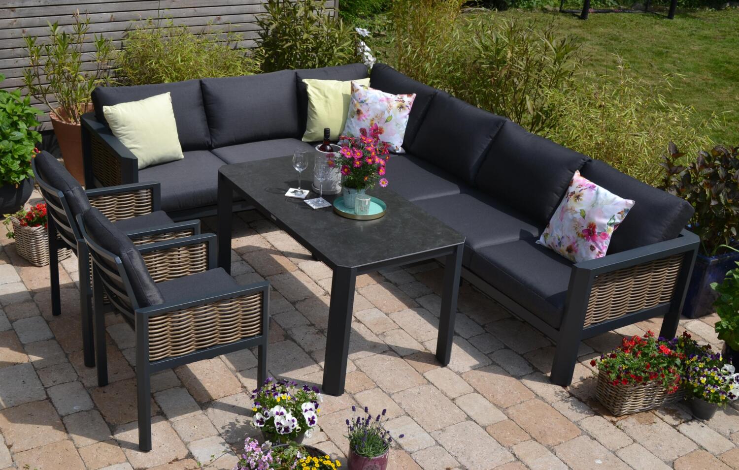 Elegante Garten Ecklounge Calgary 223 x 289cm + Tisch 130 x 70 cm + 2 bequeme Stühle Bild 1