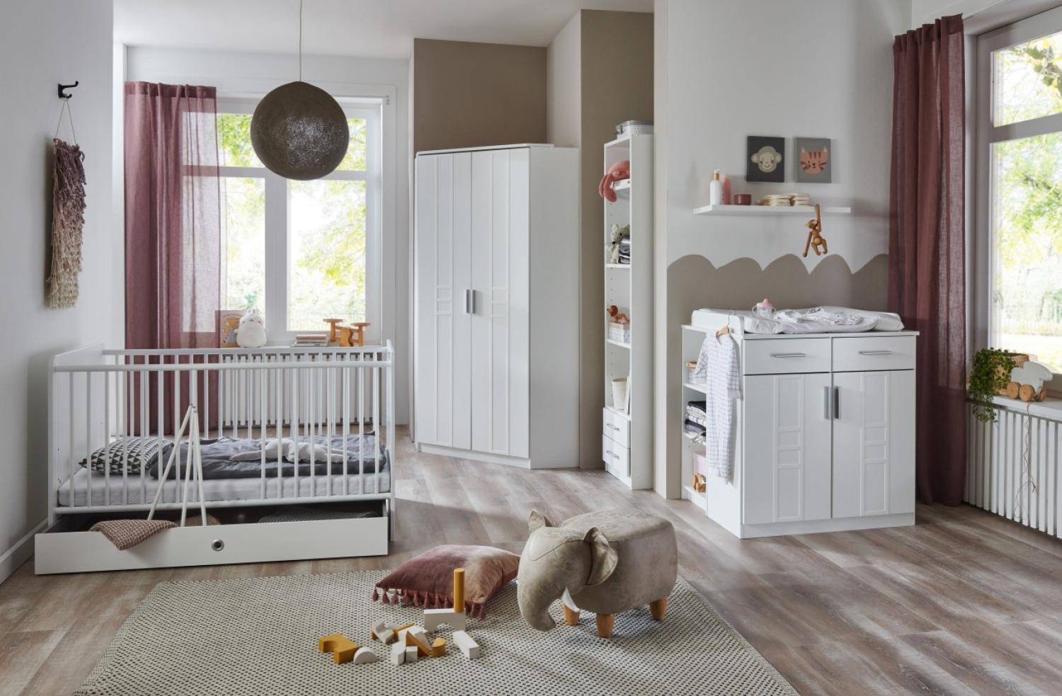 Babyzimmer Bela Borkum" de Luxe das Original 7 teiliges Komplett Set in Weiß mit Eckkleiderschrank, Babybett mit Lattenrost und Umbauseiten, Wickelkommode mit zwei Seitenregalen, ein hohes Standregal Bild 1