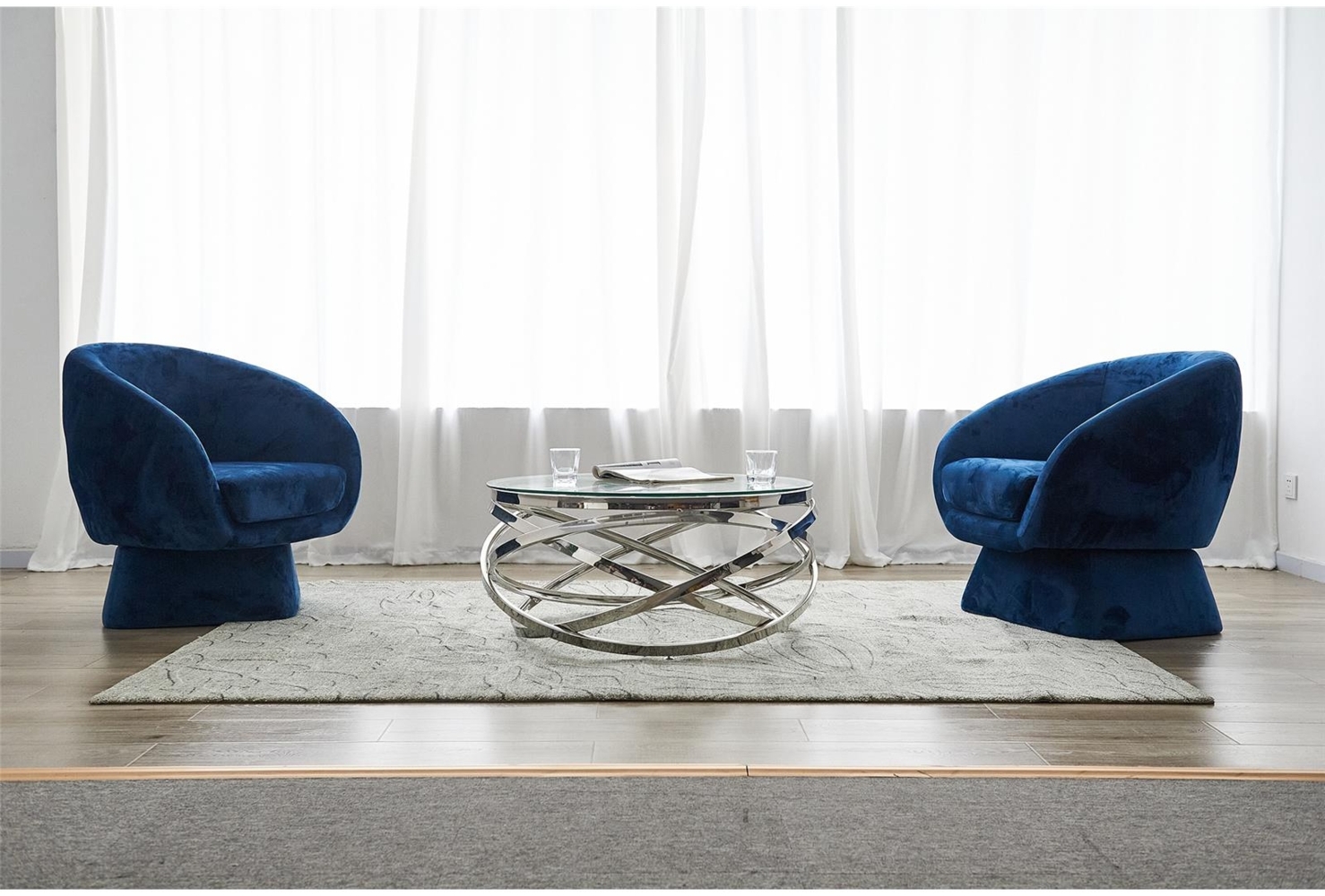 Couchtisch 80 x 80 cm Rund aus Glas mit Designgestell in Silber Bild 1