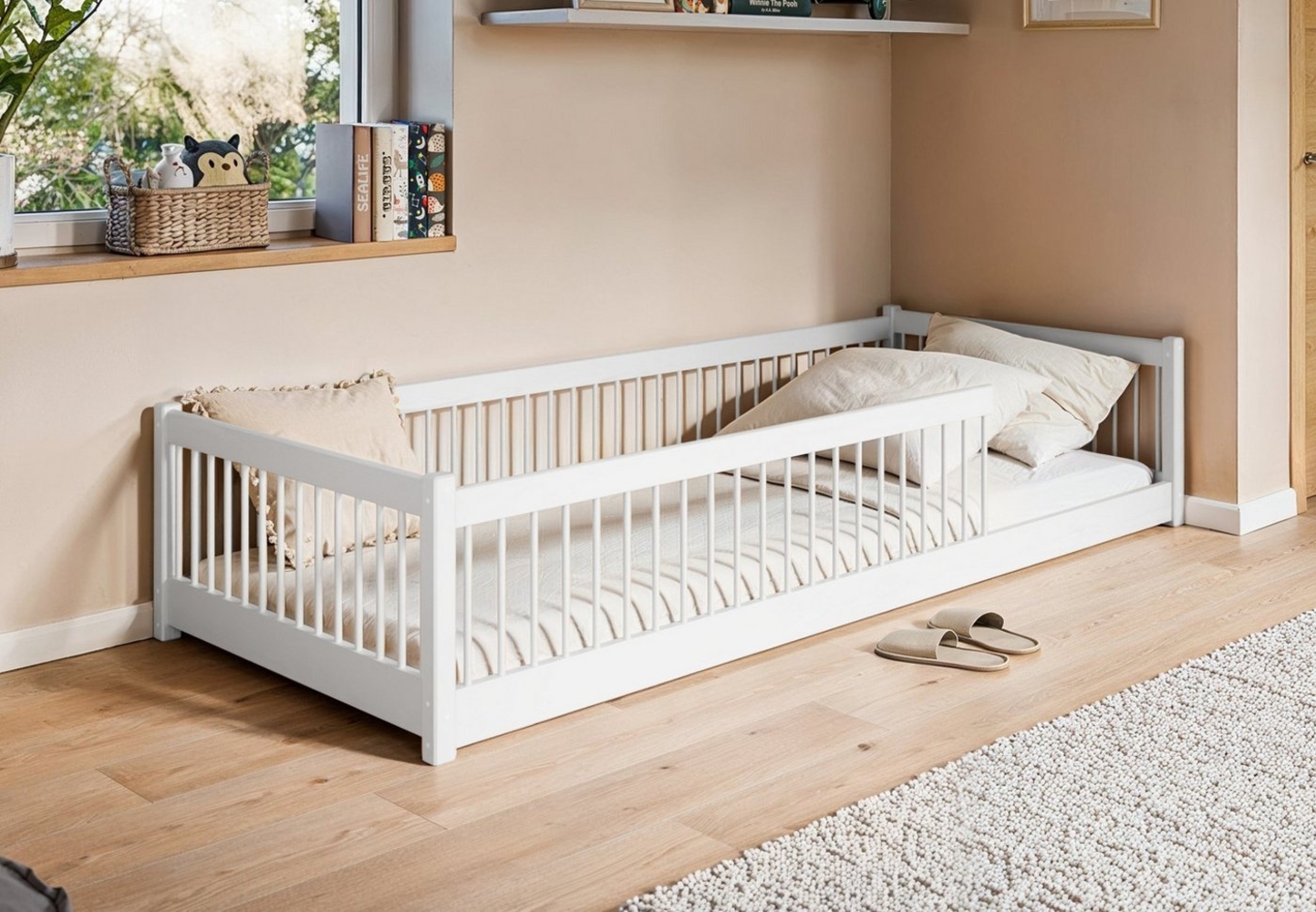 Kids Collective Kinderbett Bodenbett Bett mit Rausfallschutz & Lattenrost Montessori Bett Kinder, Jugendbett Einzelbett optional mit Matratze, weiß Design 90 x 200 cm Bild 1