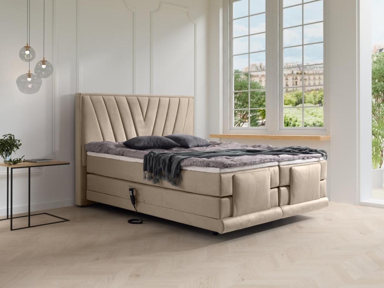 Vente-unique - Boxspringbett mit Bett-Kopfteil + elektrisch verstellbare Lattenroste + Matratzen + Topper - 2 x 90 x 200 cm - Samt - Beige - LUMONI von YSMÉE Bild 1