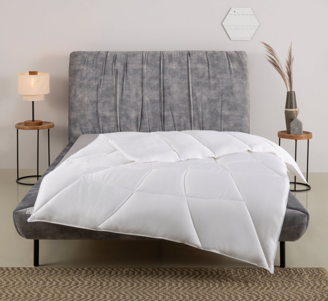 Älgdröm Kunstfaserbettdecke Lotus, Bettdecke 135x200 cm, 155x220 cm und weiteren Größen, Winter, Füllung: 100% Polyester, Bezug: 100% Lyocell, Bettdecke, 4 Jahreszeiten, Decke für Hausstauballergiker geeignet Bild 1