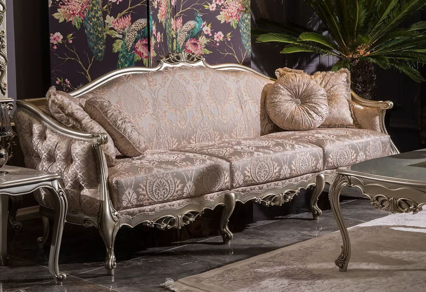 Casa Padrino Luxus Barock Wohnzimmer Sofa Rosa / Silber 245 x 83 x H. 104 cm - Massivholz Sofa mit elegantem Muster und dekorativen Kissen - Wohnzimmer Möbel im Barockstil Bild 1