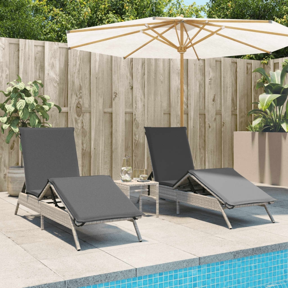 vidaXL Sonnenliegen 2 Stk. mit Tisch Hellgrau Poly Rattan 4002715 Bild 1