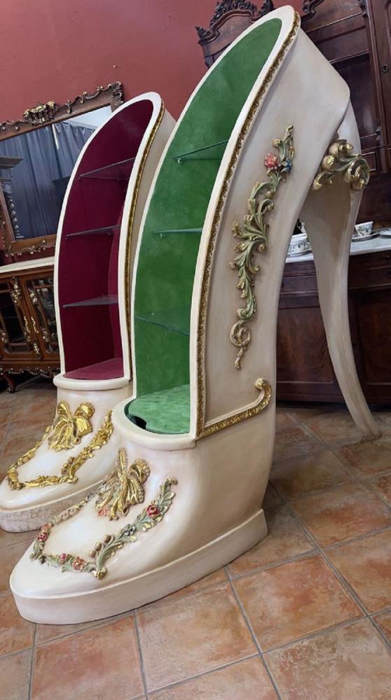 Casa Padrino Luxus Barock High Heel Vitrine Grün / Creme / Gold - Handgefertigter Massivholz Damenschuh Vitrinenschrank - Prunkvolle Barock Möbel Bild 1