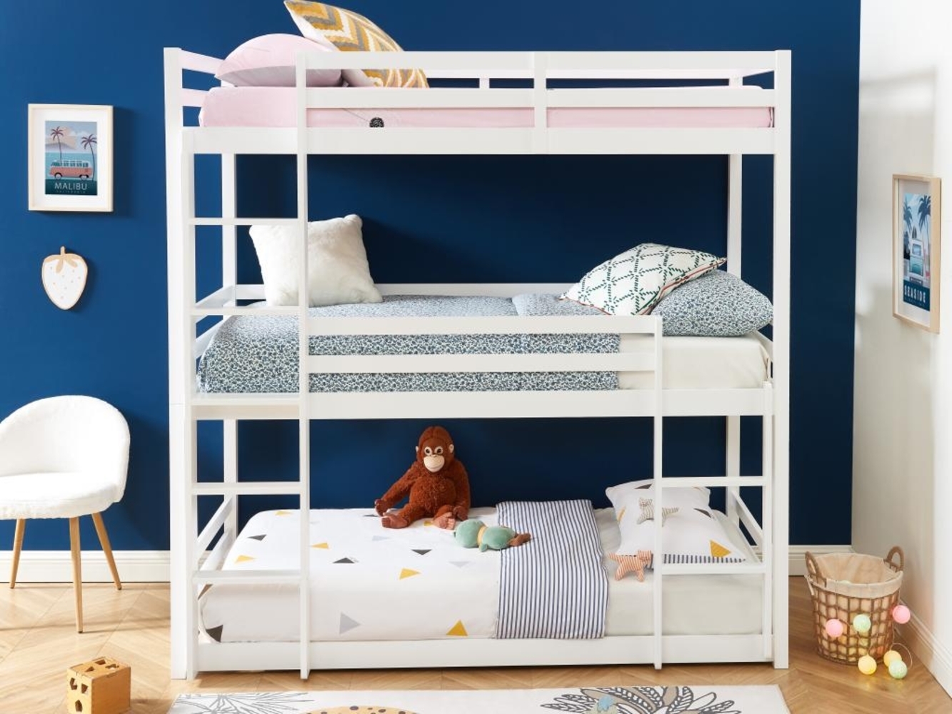 Vente-unique - Etagenbett 3 Personen + Matratzen - Kiefernholz - 3 x 90 x 200 cm - Weiß - VAGAR Bild 1