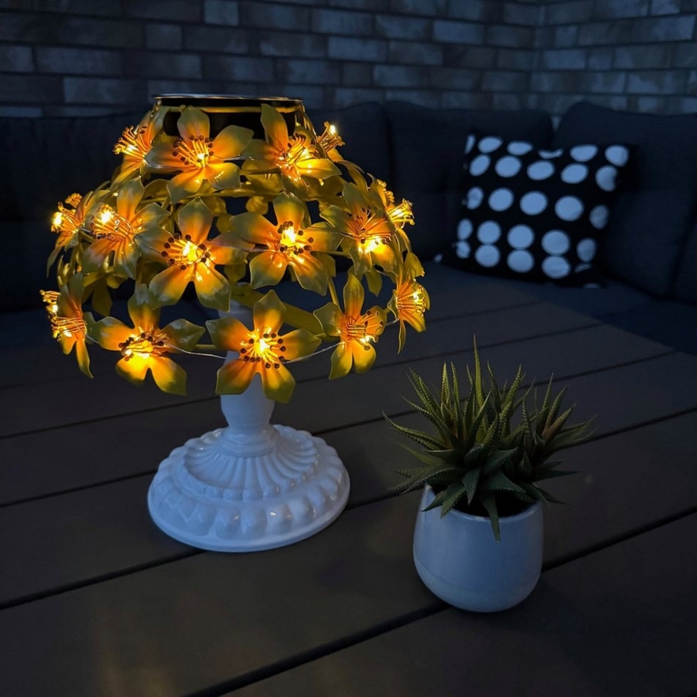 Online-Fuchs LED Außen-Tischleuchte - Solar Tischlampe kabellos mit 31 Hibiskusblüten - Outdoor, LED-Lichterkette integriert, warmweiß, Gartendeko für Terrasse oder Balkon Bild 1