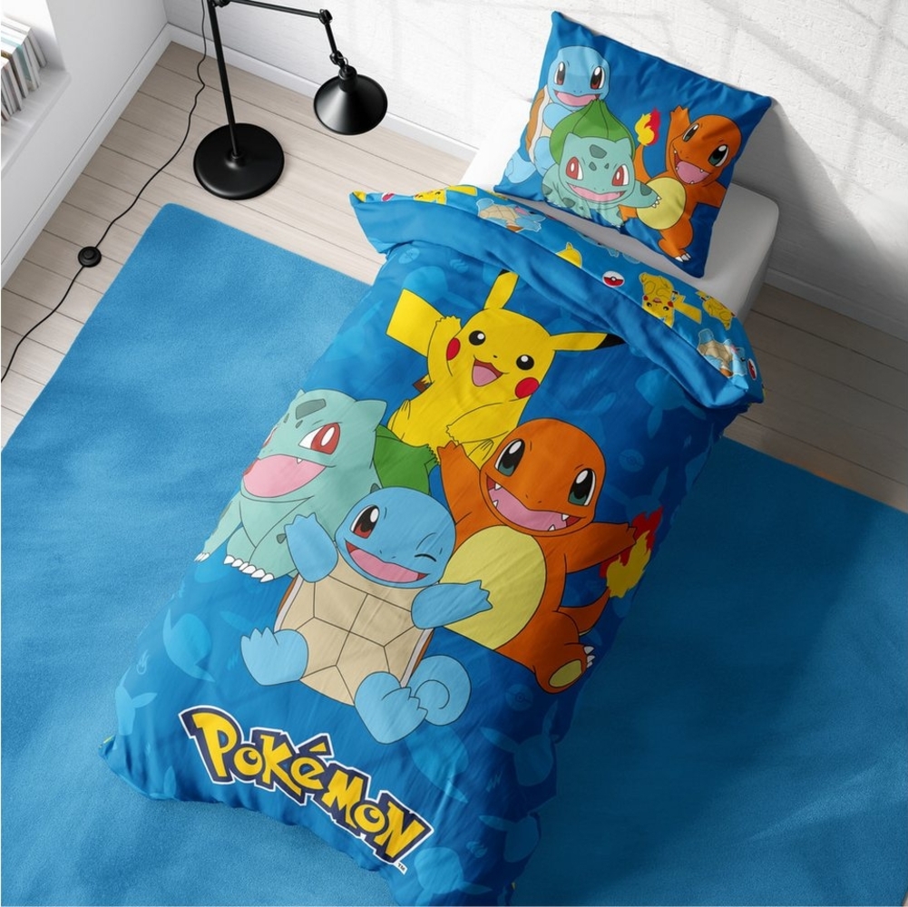 MTOnlinehandel Kinderbettwäsche Pokemon in 135x200 + 80x80 cm, Geschenk für Mädchen und Jungen, Mikrofaser, 2 teilig, Wendebettwäsche mit Pikachu, Glumanda, Bisasam und Schiggy Bild 1