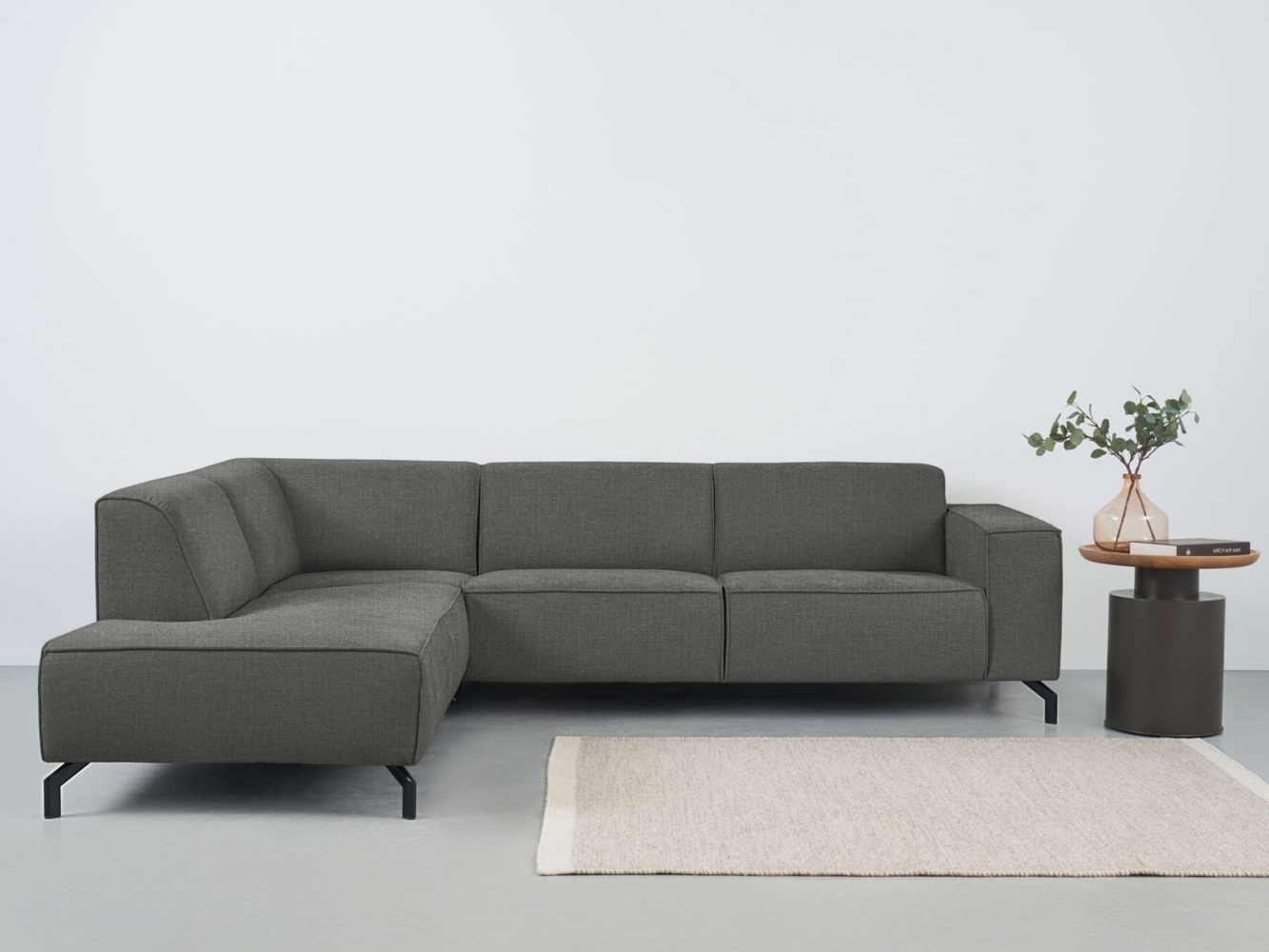 Places of Style Ecksofa Lorcan, mit schwarzen Metallfüßen, Lederoptik und in weichem Strukturstoff Bild 1