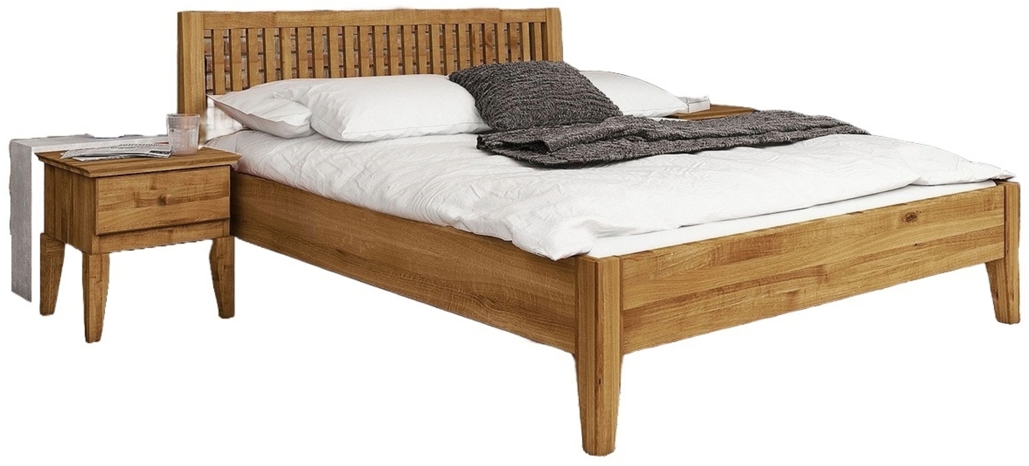 Bett Sydo 1 aus Wildeiche massiv 200x200 cm mit Holzkopfteil und Holzbeinen Bild 1