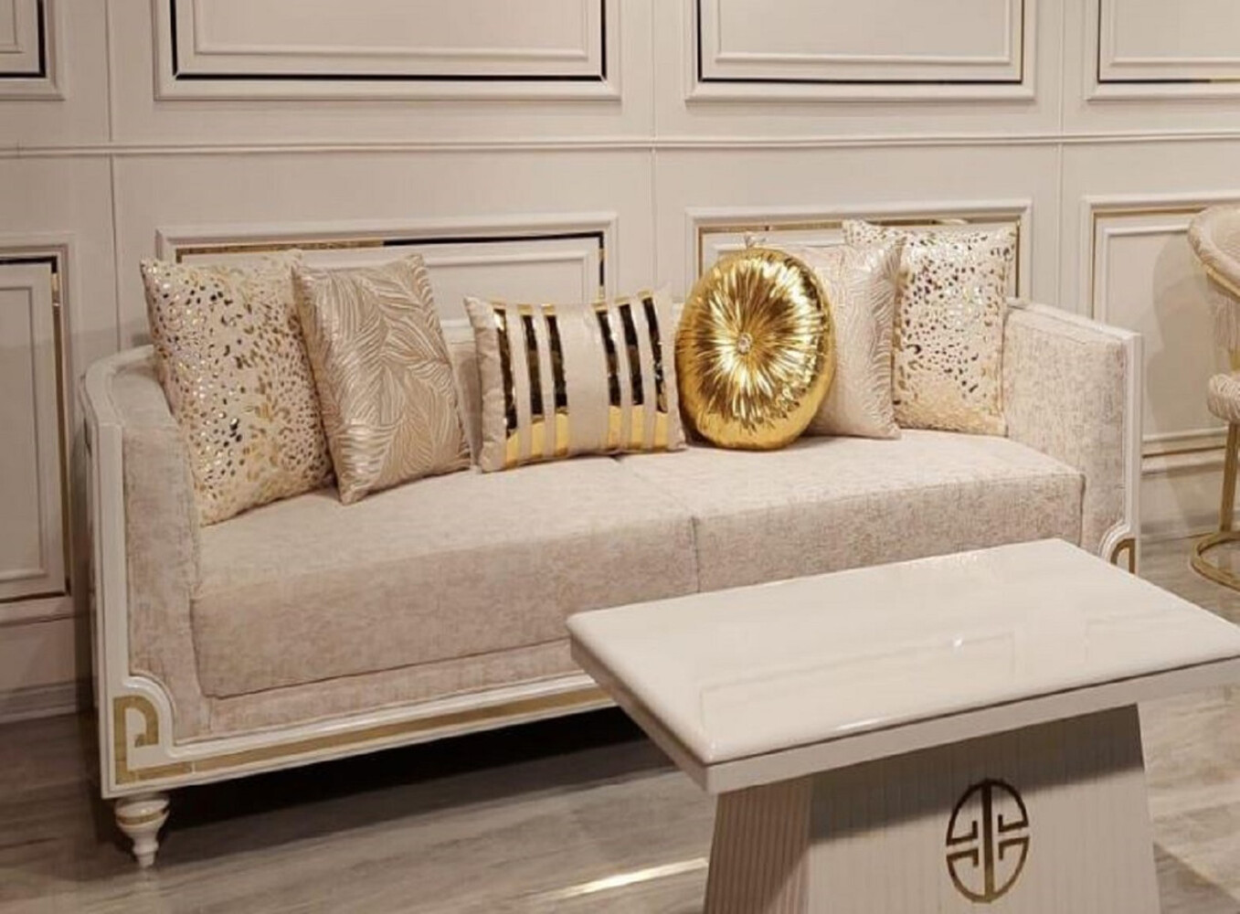 Casa Padrino Luxus Art Deco Sofa Grau / Weiß / Gold - Wohnzimmer Sofa - Hotel Sofa - Luxus Art Deco Wohnzimmer & Hotel Möbel Bild 1