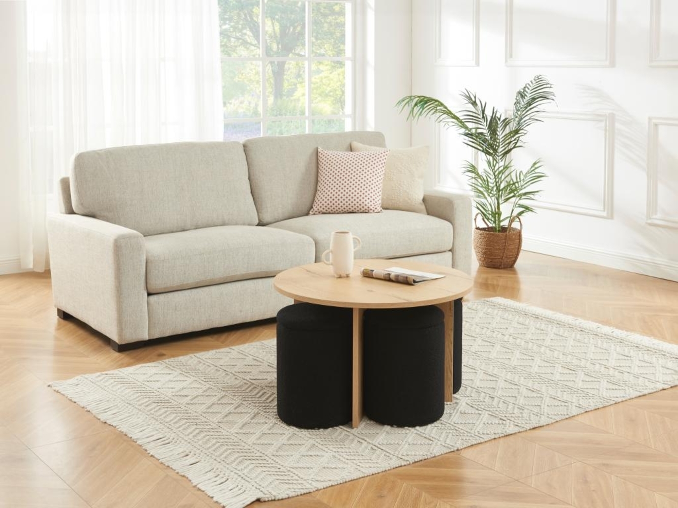 Vente-unique - Couchtisch aus MDF + 4 Hocker aus Bouclé-Stoff - Holzfarben & Schwarz - AKSAY Bild 1