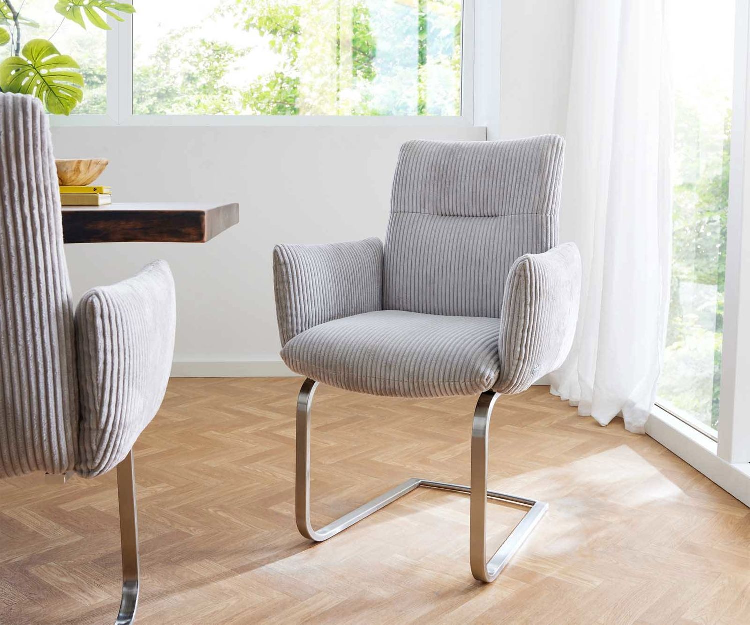 Freischwinger Jova-Flex mit Armlehnen Cord Silbergrau Freischwinger flach Edelstahl Taschenfederkern Bild 1