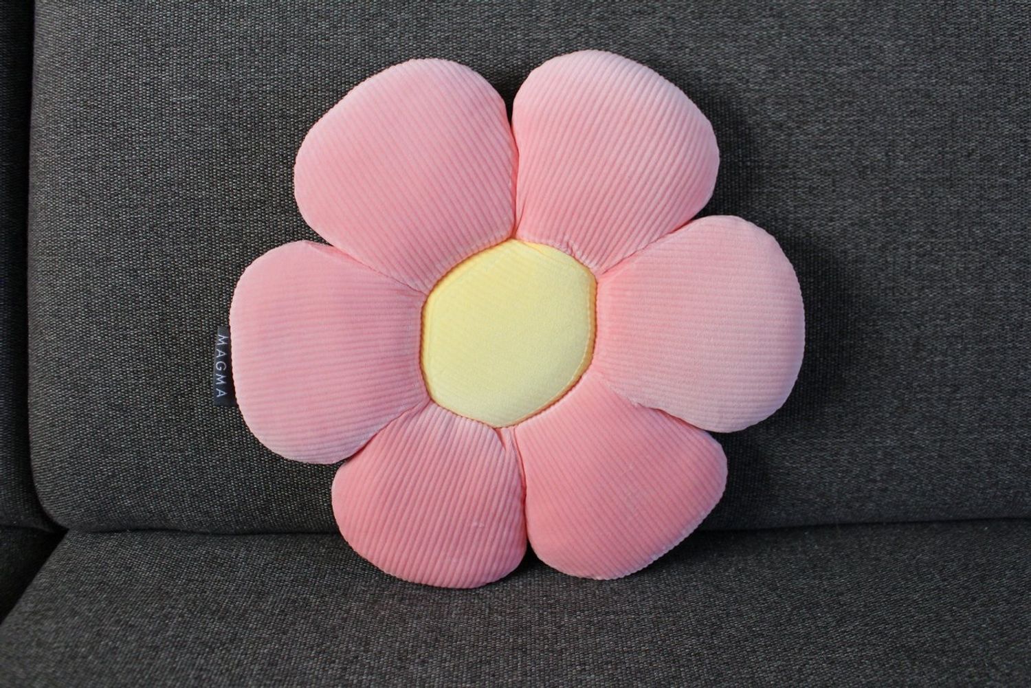 Magma Heimtex Dekokissen Formkissen Blume Minnie Cordsamt, gefüllt frische Farben leicht Bild 1