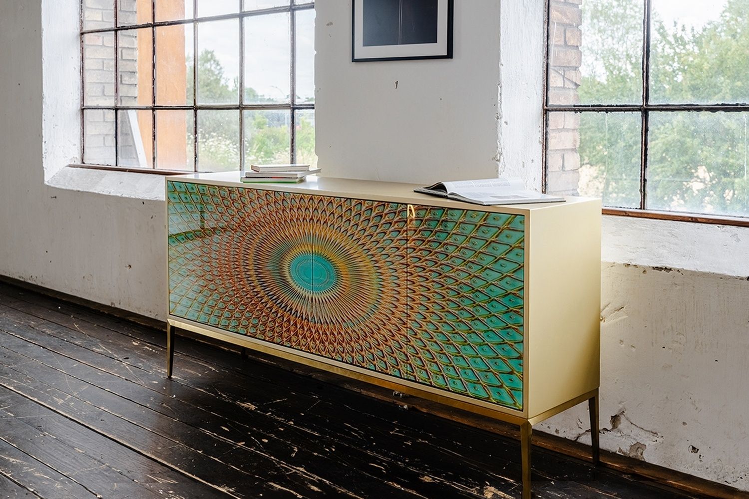 KAWOLA Sideboard LAGO 4 Türen Glas grün Fuß Edelstahl goldfarben 85 x 40 x 180 cm Bild 1