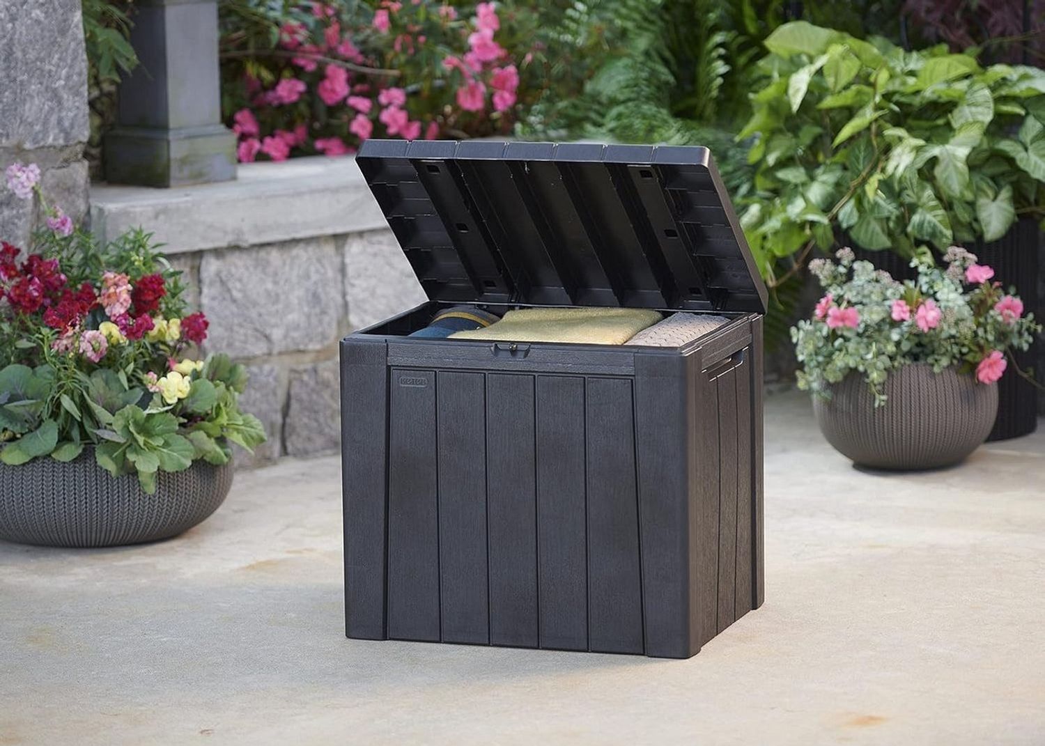 Keter Aufbewahrungsbox Kissenbox Gartenbox Urban Terrassenbox Auflagenbox Kissentruhe 113L, UV-beständiger Kunststoff in Holzoptik, mit Griffmulden Bild 1