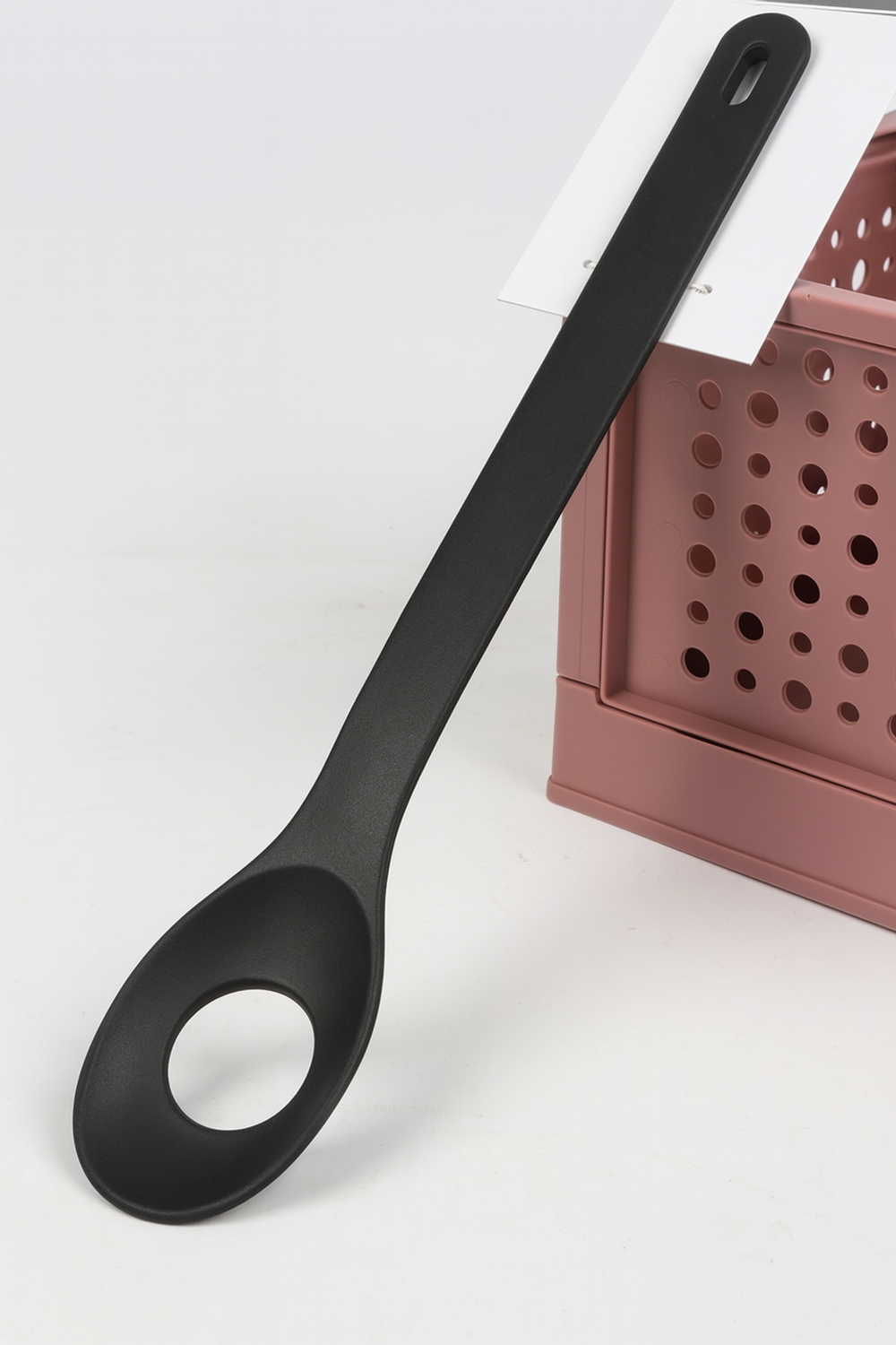 12x Kochlöffel mit Loch schwarz Küchenhelfer | Praktisches Utensil zum Rühren und Portionieren Bild 1