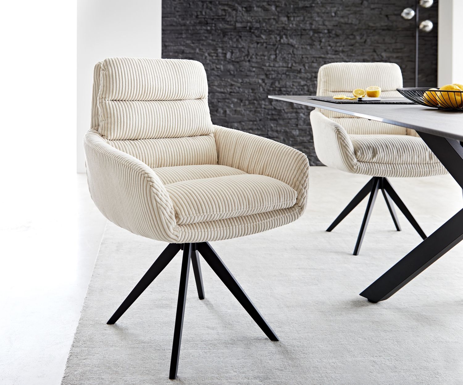 Esszimmerstuhl Abelia-Flex mit Armlehnen Cord Beige Kreuzgestell kantig Schwarz Bild 1