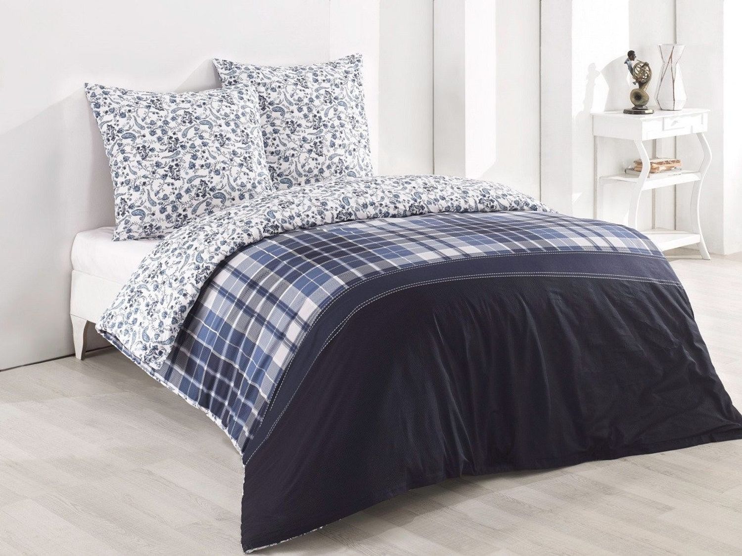 Buymax Bettwäsche Wende-Bettwäsche, Pablo, Renforce: 100% Baumwolle, 3 teilig, 200x200 cm, Bettbezug-Set, mit Reißverschluss, Blumen, Karo, Weiß Blau Bild 1