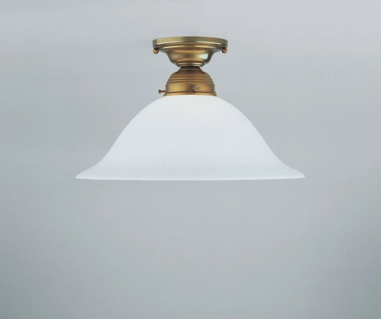Berliner Messinglampen Deckenleuchte, Ø 30x18 cm, Glas opalweiß / Messing, E27 - ohne Leuchtmittel Bild 1