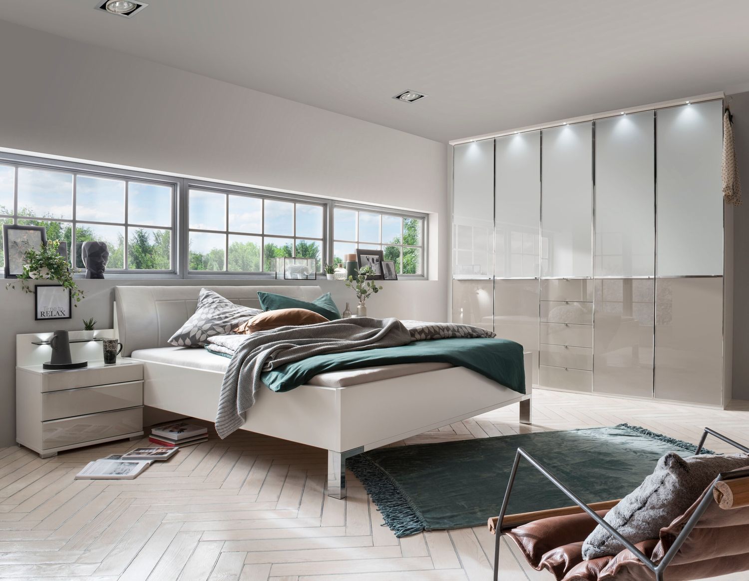 Schlafzimmer Sentara in Weiß und Kieselgrau 4-teilig mit Glasfronten – teilmontiert, hochwertig, luxuriös, Eleganz, Komfort & Qualität für Ihr Zuhause – in zwei Schrankbreiten wählbar - 4 teilig , Drehtürenschrank 250cm Breite Bild 1