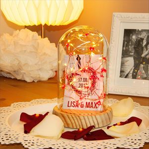 Glasglocke mit Herzlichterkette