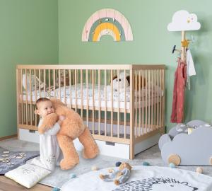Babybett TONI 60x120 cm natur mit Rausfallschutz und Schublade